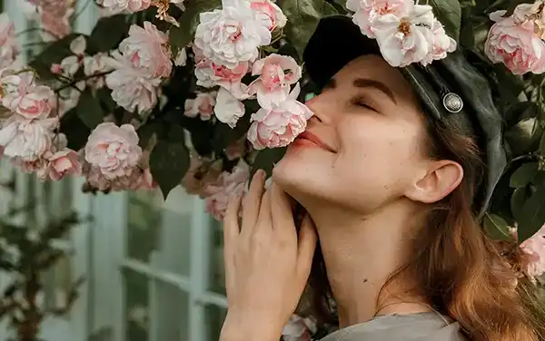 Femme reniflant le parfum de roses