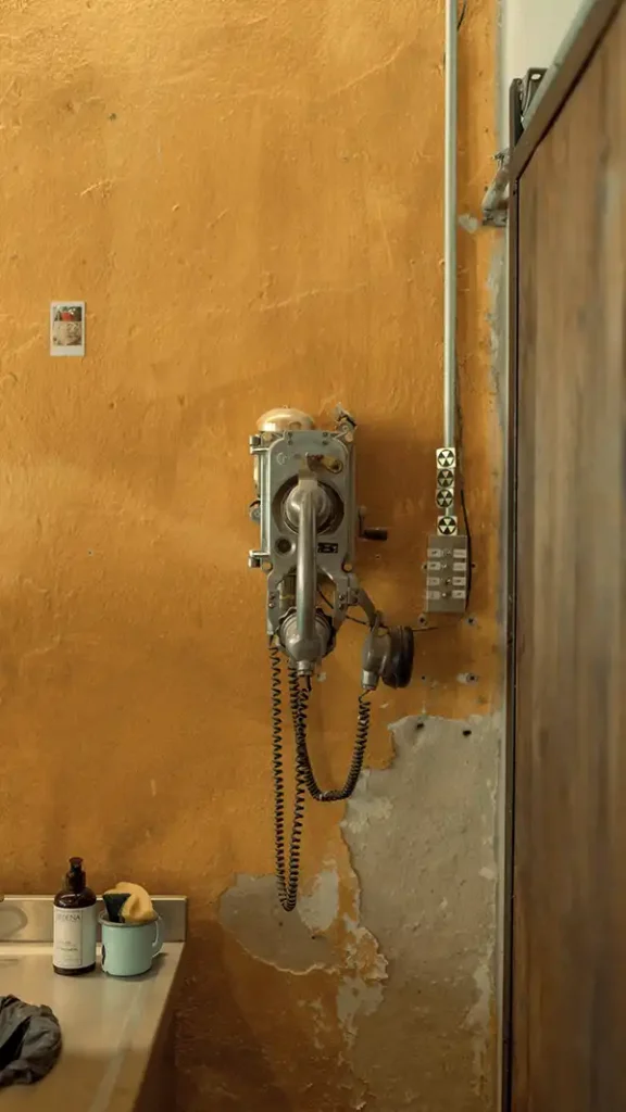 Téléphone accroché au mur