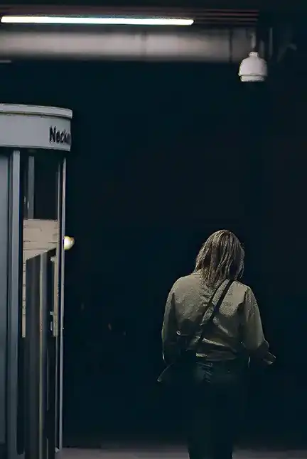Photo d'une femme de dos dans un sous-sol